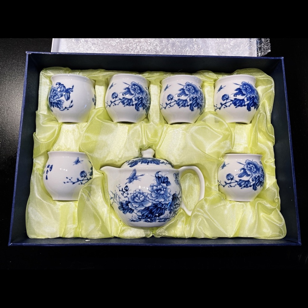 Qing Hua Ci Blue & White Floral Butterfly Porcelain Tea Pot W/ 6 Cups